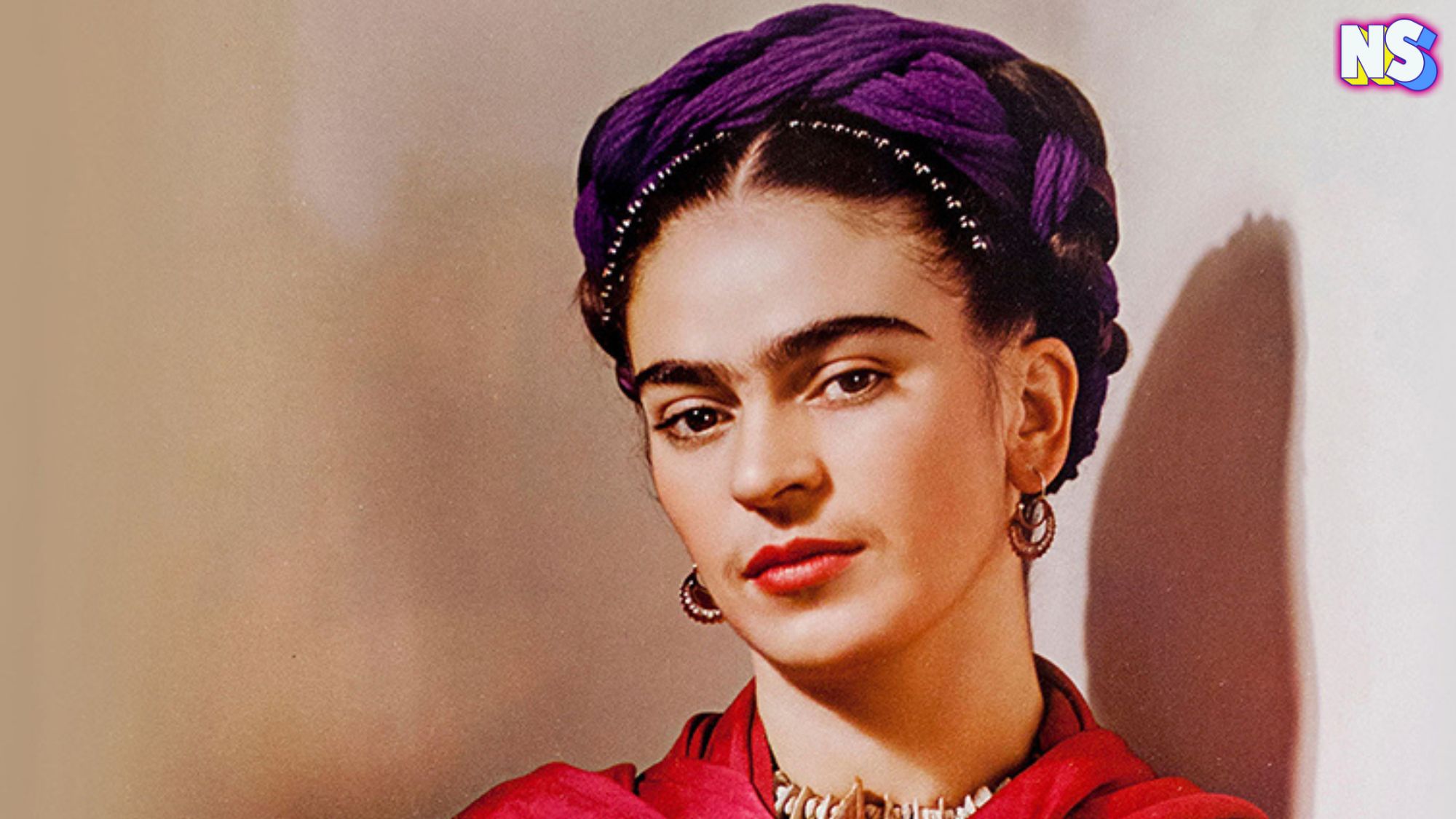 La vida de Frida Kahlol estuvo marcada por el infortunio de sufrir un grave accidente de autobús en su juventud que la mantuvo postrada en cama durante largos periodos, llegando a someterse hasta a 32 operaciones quirúrgicas.3​ Llevó una vida poco convenciona.