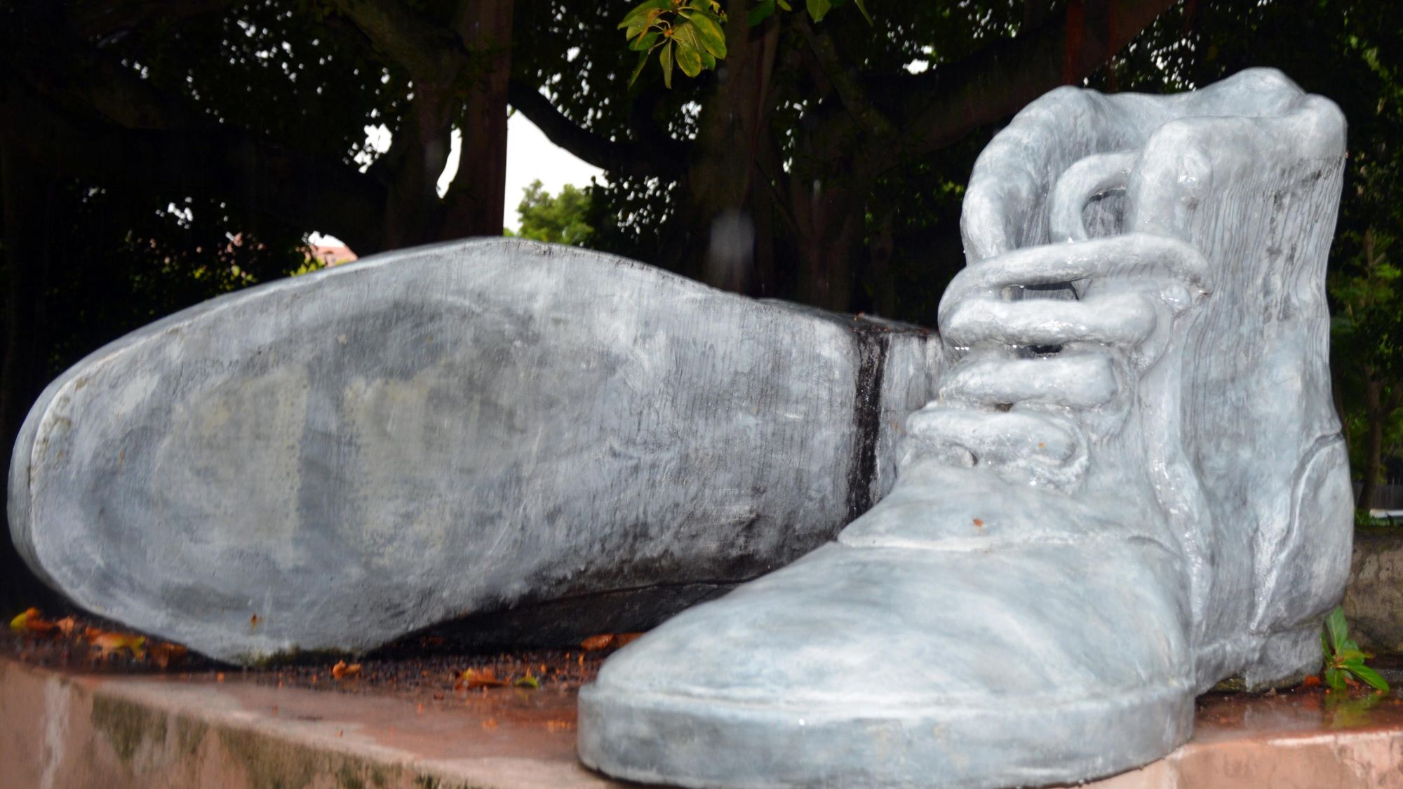 An image of a bronze shoes statue in Cartagena Plaza. Graphic by Cathy Areu.